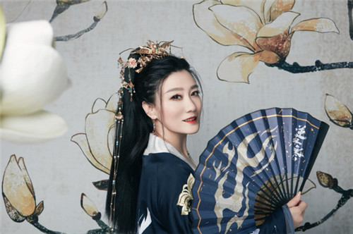 请谭晶唱推广曲引半个娱乐圈转发，逆水寒成最佳躺赢甲方