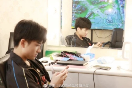 虎牙直播KPL常规赛第三轮大战火热开战,重庆QG能否延续连胜势头